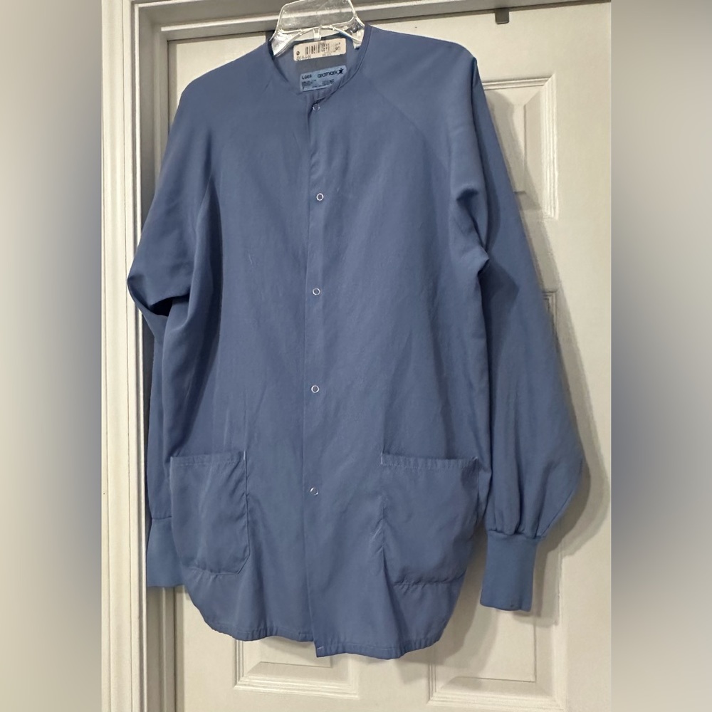 Aramark Unisex long sleeve Snap-Front Warm-Up Scrub Jacket is a size Large.